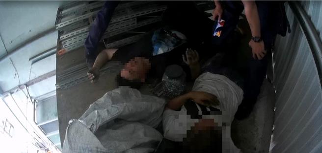 警方上到儲物架上方隔層，將兩名跑到上氣不接下氣的竊賊逮捕。（民眾提供／孫英哲彰化傳真）