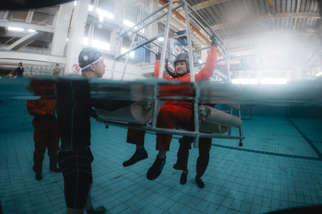 飛行員模擬在機艙內落入水中。(空軍提供)
