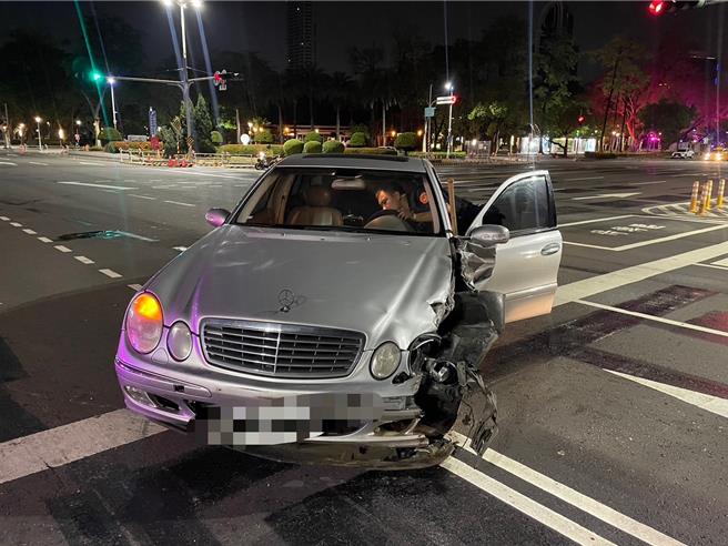 高雄宾士男五福路圆环待转，衰遭黑车撞上，车头左侧严重毁损，宾士驾驶手部受伤送医。（警方提供／任义宇高雄传真）