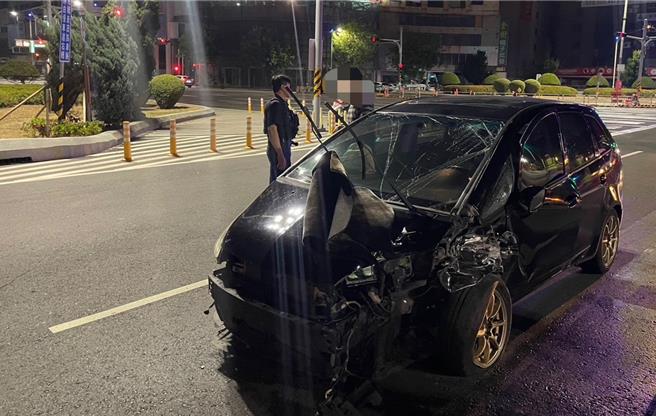 黑车未依标线指示行驶，直直撞上银色宾士车，造成宾士驾驶手部受伤送医，黑车驾驶没有受伤，但车头严重毁损。（警方提供／任义宇高雄传真）