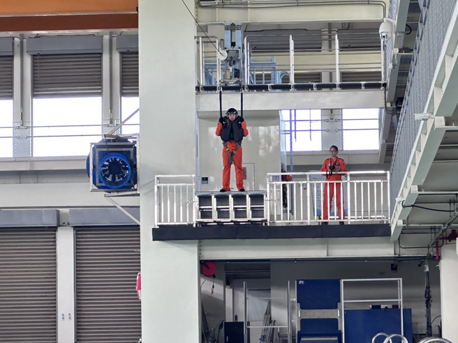 飛行員示範跳傘及吊掛時落水求生。(葉庭欣攝)