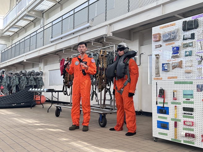 飛行員示範救生裝備穿著。(葉庭欣攝)