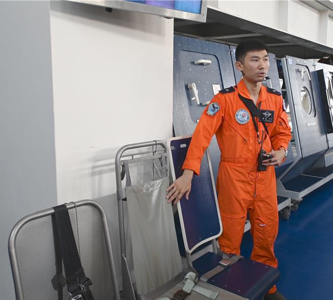 國防部17日在岡山國軍空勤人員求生訓練中心舉行模擬水中事故演練，圖為飛行訓練指揮部國軍求生訓練中心少校教官郭秉寬解說逃生需注意的細節。（林瑞益攝）