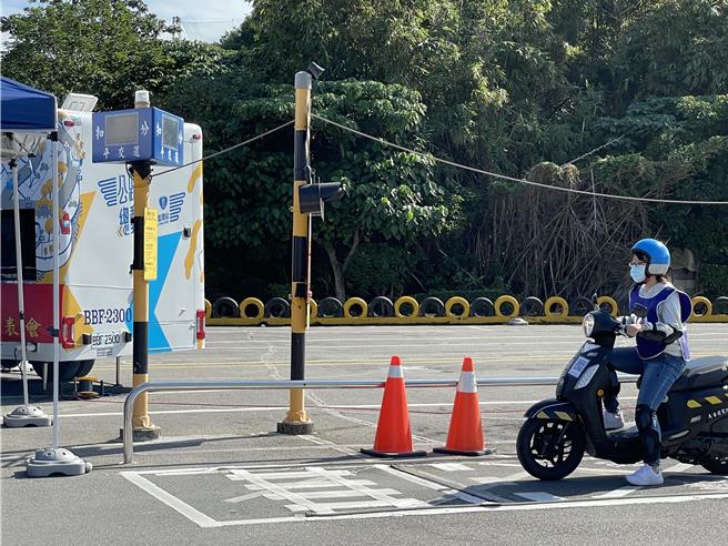 交通部公路局宣布，为提升骑乘机车的危险感知能力，6月5日起机车笔试将新增危险感知影片考题。（蔡亚桦摄）