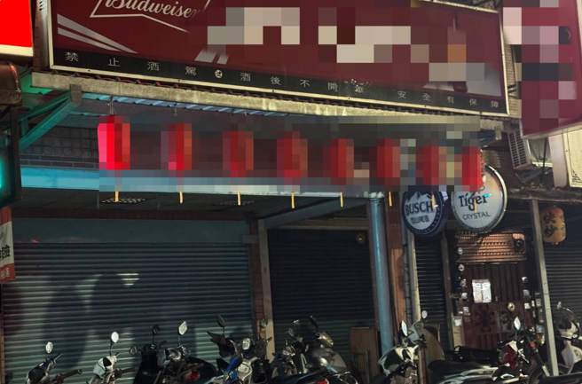 热炒店聚会酒后爆衝突，女子怒砸酒瓶割伤自己的脚。（翻摄画面）