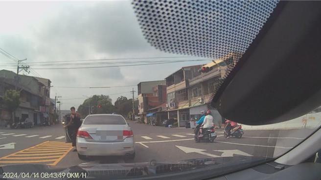 巴基斯坦籍的男子下車向警方求援，由警車開道協助其將遭燙傷的兒子送醫。（警方提供／孫英哲彰化傳真）