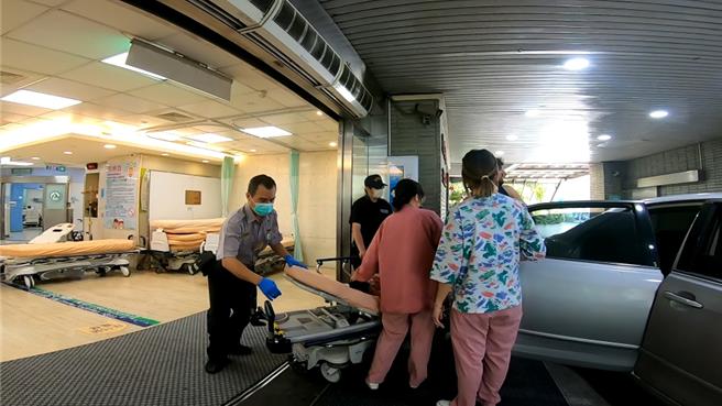 快官派出所警車開道，讓原本20多分鐘的路程，僅用13分鐘即抵達彰化基督教醫院。（警方提供／孫英哲彰化傳真）