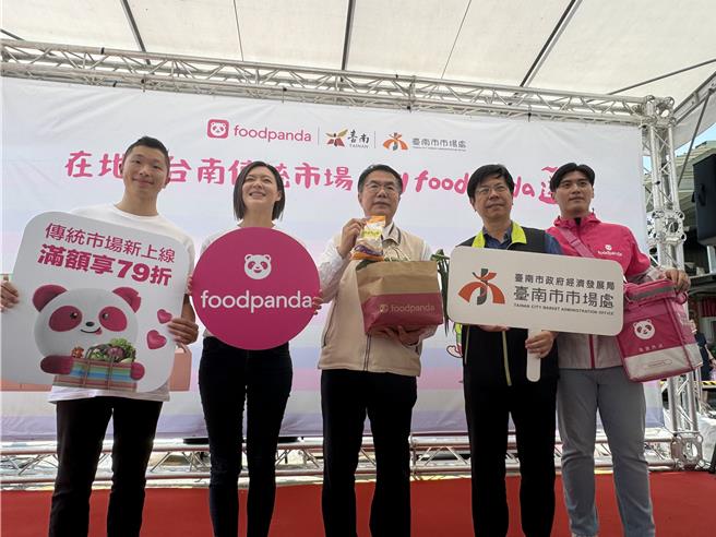 為提升傳統市場競爭力，台南市長黃偉哲(中)17日於東菜市宣布foodpanda進駐7家傳統市場。(曹婷婷攝)
