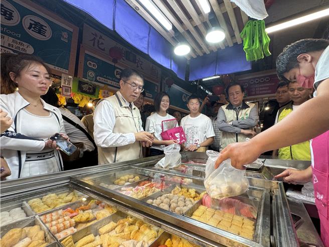 黃偉哲(左二)當場逛起東菜市並採買。(曹婷婷攝)