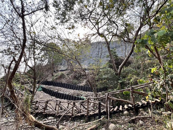 大坑3-1号登山步道经整修后，既有木栈道立柱修復、栈道扶正。（台中市观旅局提供／张妍溱台中传真）