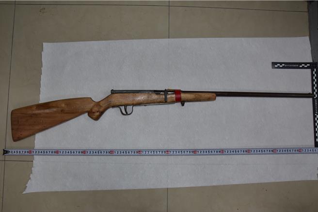 警方当场查扣1把自制猎枪，钢珠4颗、底火及击发器。（和平警分局提供／张妍溱台中传真）