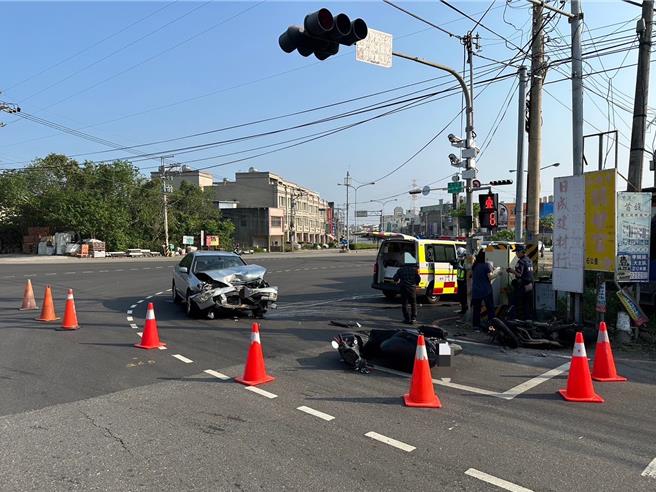 陳女車頭全毀。（民眾提供／李京昇苗栗傳真）