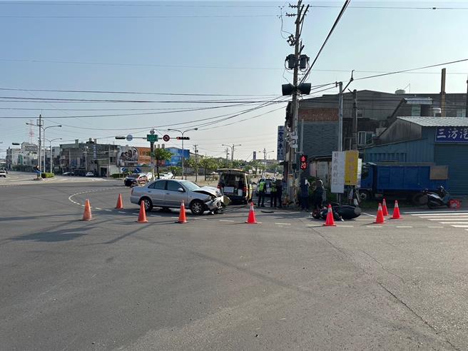 警察、消防人員到場救援。（民眾提供／李京昇苗栗傳真）