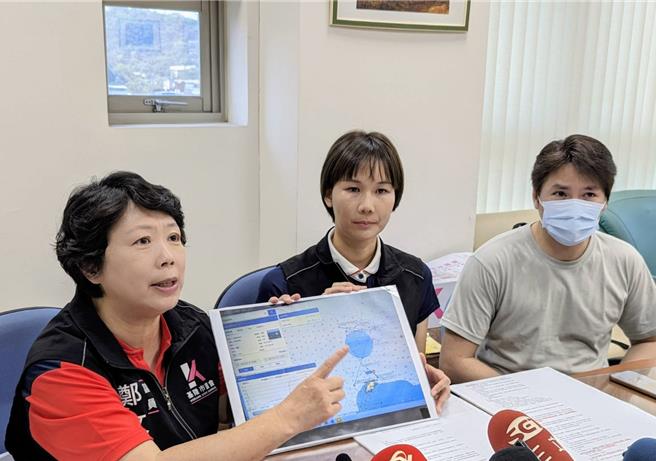 基隆市议员郑文婷（左）与陈宜（中）召开记者会，认为1月31日发生钓客落海事件，市府有管理疏失。图右为简姓钓客家属。（张志康摄）