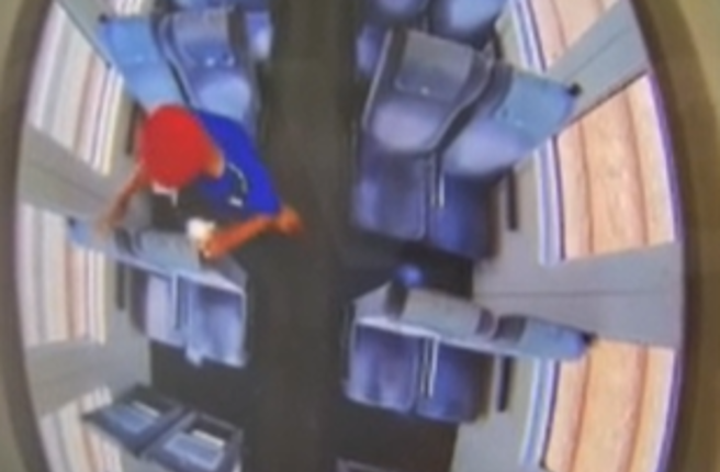 孙男在车厢内解放后，用椅套擦手全被录下。(戴志扬翻摄)