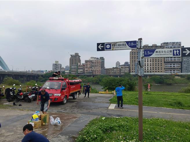 警消今上午於新店溪打撈起1具男性浮屍，因屍體浮腫，暫無法辨識死者身分。（民眾提供）