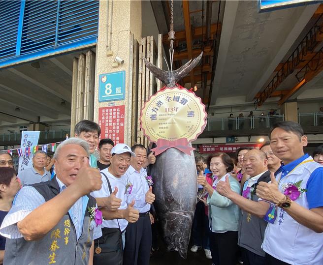重達269公斤的「南方澳第一鮪」，亦是全國第一隻捕獲的黑鮪魚，今（17日）上午縣長林姿妙在南方澳漁會第三拍賣市場主持拍賣會。（吳佩蓉攝）