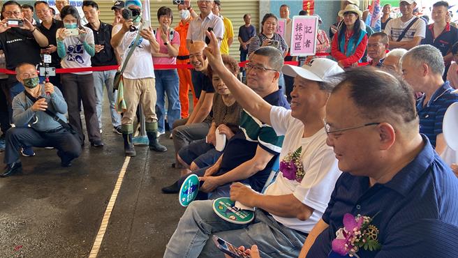 喊價聲此起彼落，現場氣氛熱鬧滾滾，最終由台北市三多屋破紀錄的以每公斤13100元得標。（吳佩蓉攝）