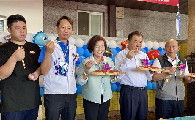 宜蘭縣長林姿妙（中）、縣議長張勝德（左二）及漁業署長張致盛等一起品嘗鮪魚。（吳佩蓉攝）