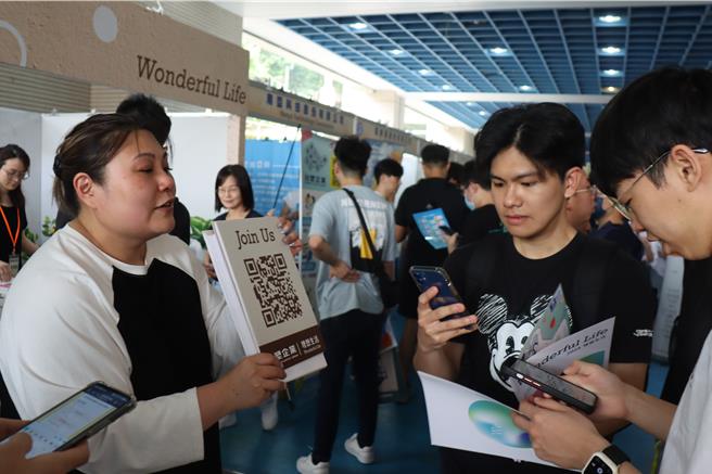 厂商在场卖力徵才，希望能够觅得优秀人才。（吕健豪摄）