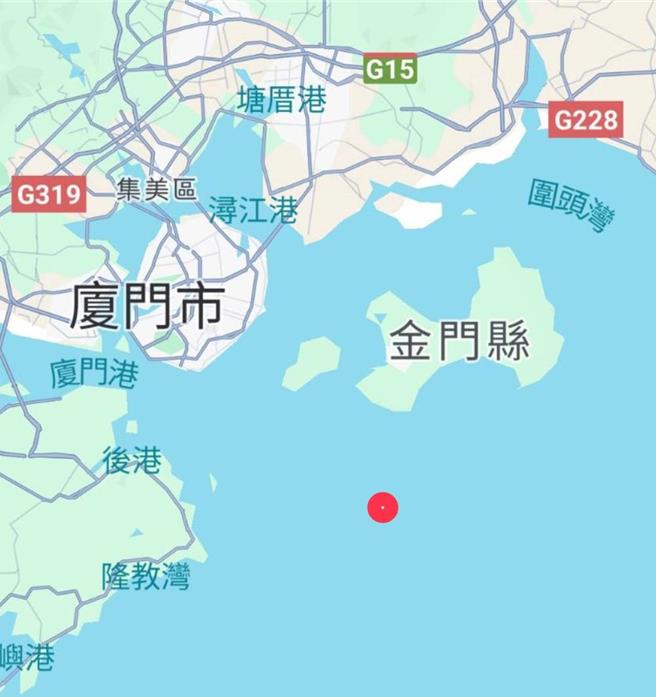 金门翟山西南5.6浬海域(限制水域外)今日清晨5时许，惊传1艘中国籍货轮「瑞诚6号」进水沉没，12船员跳海逃生全数获救。(图／民眾提供)