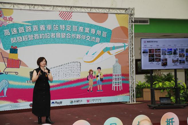 华泰名品城董事长梁曙凡亲自进行企业简介（图片来源：嘉义县经济发展处提供）