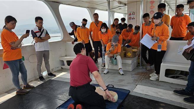 新北市蓝色公路顺风航业上周发生搁浅意外，业者今举办紧急应变演练及员工教育训练。（新北市交通局提供／吕健豪新北传真）