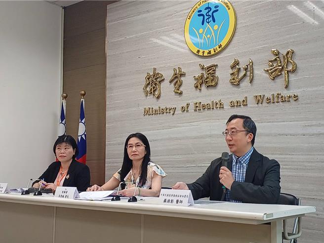 食藥署長吳秀梅（中）表示，如果沒有學名藥，很多治療是不可行的，民眾要有信心，學名藥和原廠藥一樣好！（王家瑜攝）