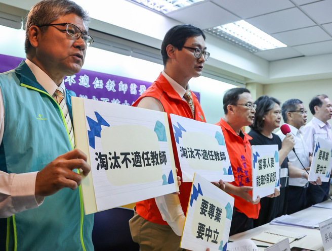 教育部自112年3月开始修订「高级中等以下学校教师解聘不续聘停聘或资遣办法」，17日公布修正新规。人本教育基金会执行长冯乔兰（左四）带领教育及家长团体代表以及儿少代表，回应教育部本次修法，并透过案例说明，以及未来仍需要面对的挑战。（罗永铭摄）