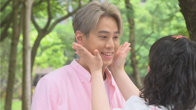 吴东谚登场戏就是与妹妹宫美乐相遇。（民视提供）