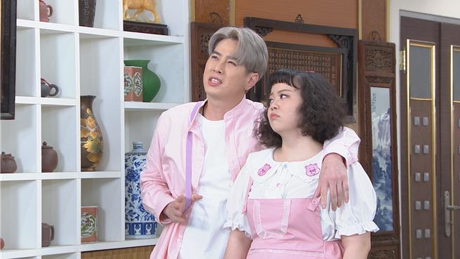 吴东谚与剧中妹妹宫美乐一见如故。（民视提供）