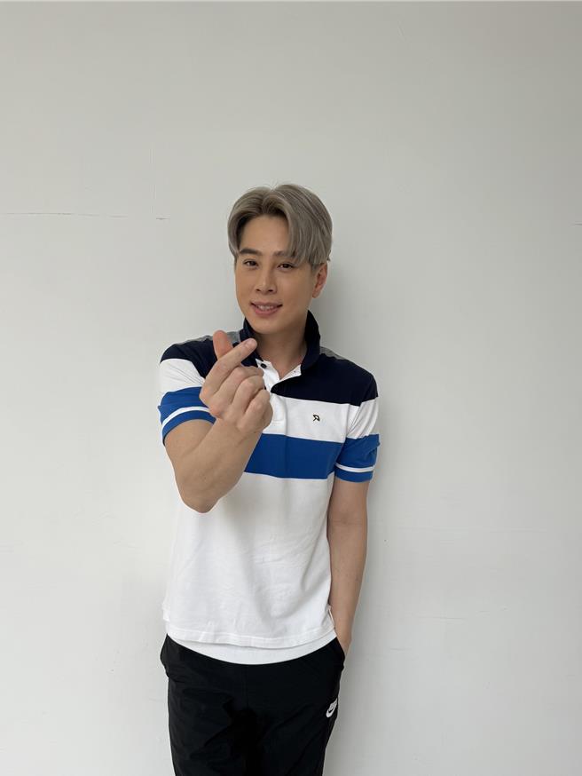 吴东谚开心加入《爱的荣耀》。（民视提供）