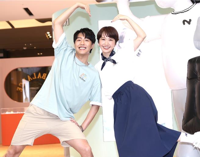 Lulu（右）、蔡凡熙认真介绍品牌新品。（陈俊吉摄）