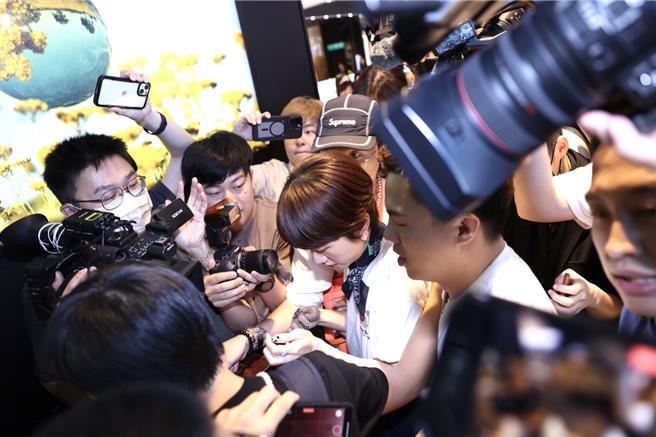 Lulu匆匆离开活动现场。（陈俊吉摄）