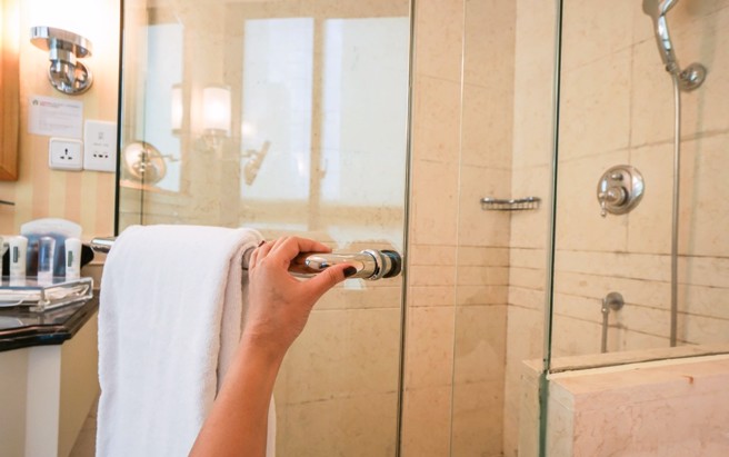 一名網友分享家中浴室的「電熱毛巾架」，大讚濕毛巾掛上去一下就乾，用起來舒服又衛生。（圖：shutterstock／達志）