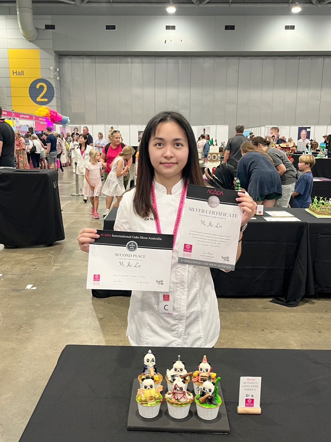 澳洲終極蛋糕裝飾比賽的杯子蛋糕組中作品「古代熊貓」得到銀牌，餐旅系三年級學生林羽潔（穀保家商畢業）第一次踏上國際比賽的舞台就得到二個銀牌，未來還是會持續精進自己，開拓新的國際視野。（照片／醒吾科大提供）