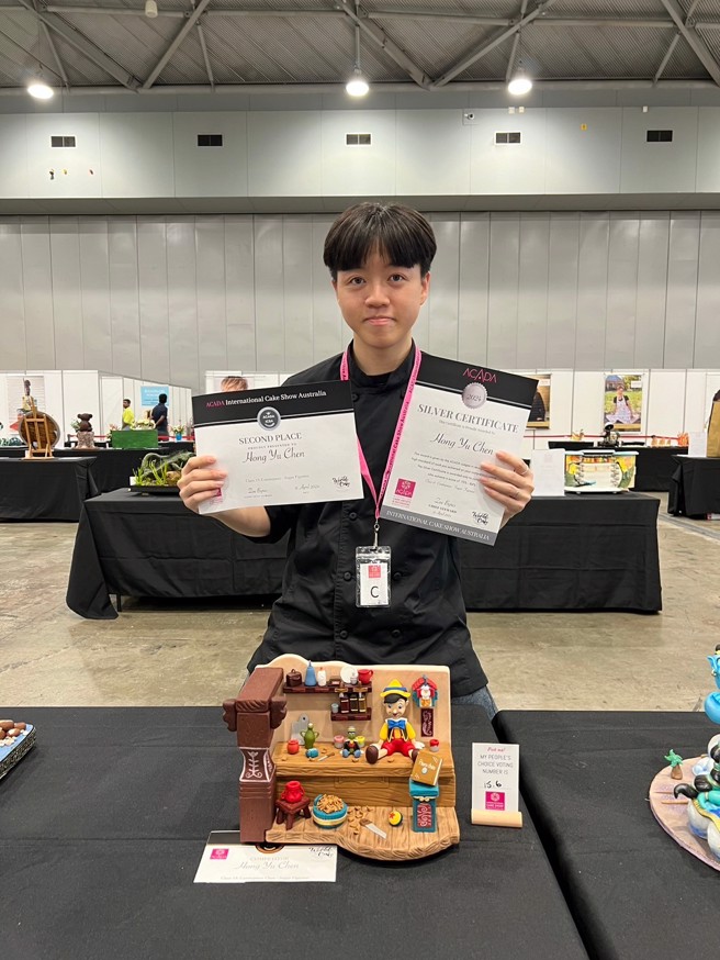 陳泓豫同學在糖人物動畫靈感組作品「小木偶皮諾丘」獲得銀牌，他表示將帶著這次的經驗在下一場比賽中取得更好的成績。（照片／醒吾科大提供）