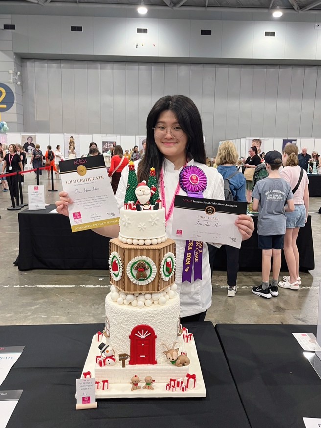 徐子涵同學作品「溫暖聖誕」在慶典蛋糕組獲得金牌後表示，為了參賽他們花費了近1-2個月的時間，並且堅持精進技術，克服困難，最終實現了許多人20歲都難以完成的夢想。(照片/醒吾科大提供)