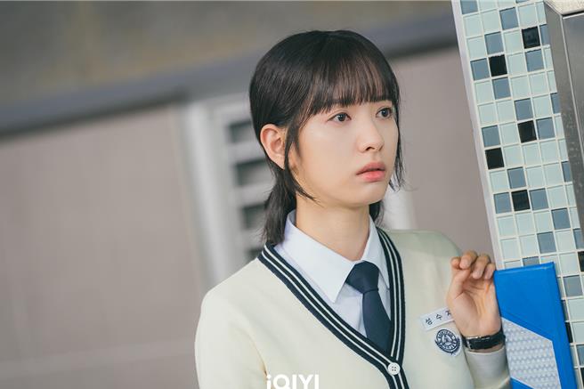 金知妍在劇中面對不平等的金字塔遊戲跟校園霸凌決定帶頭反擊。（愛奇藝國際站提供）