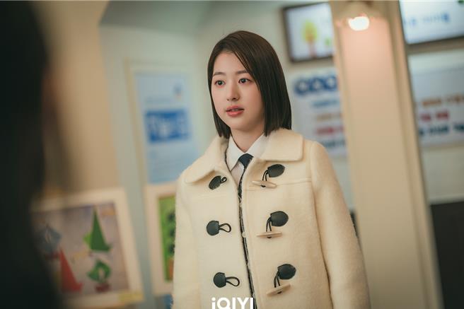 張多雅扮演表面甜美實則腹黑的富三代千金，在劇中無惡不作。（愛奇藝國際站提供）