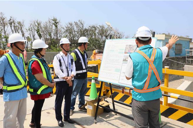嘉義縣長翁章梁17日特別前往東石鄉、布袋鎮視察抽水站及在建工程施作情形。（呂妍庭攝）