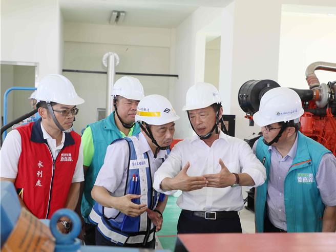 嘉義縣長翁章梁17日特別前往東石鄉、布袋鎮視察抽水站及在建工程施作情形。（呂妍庭攝）