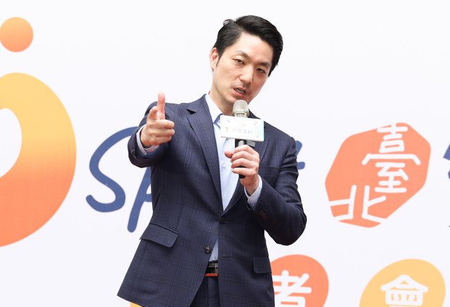 台北市政府体育局17日举办「U-Sport臺北乐运动」记者会，市长蒋万安（见图）受访时被问到有报导蓝营大咖政治家族传出「家暴惯犯」，表示「任何形式的家暴都不允许」，包括肢体、精神、言语、心理，甚至经济，都会依照现有规定运，只要北市府社会局接获通报，就会即刻介入、处理。（陈俊吉摄）