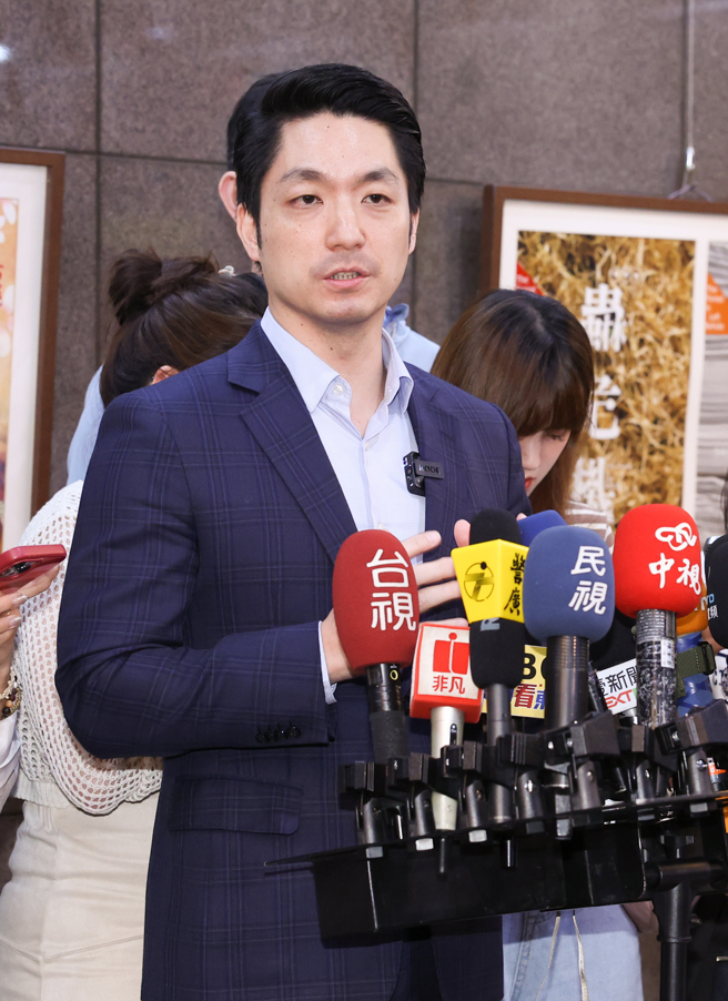 台北市政府体育局17日举办「U-Sport臺北乐运动」记者会，市长蒋万安（见图）受访时被问到有报导蓝营大咖政治家族传出「家暴惯犯」，表示「任何形式的家暴都不允许」，包括肢体、精神、言语、心理，甚至经济，都会依照现有规定运，只要北市府社会局接获通报，就会即刻介入、处理。（陈俊吉摄）