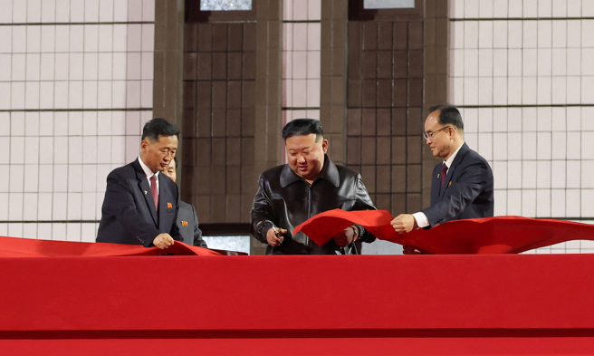 金正恩指導了即將完工的平壤和盛區二期1萬套住宅的建設現場。（圖／路透）