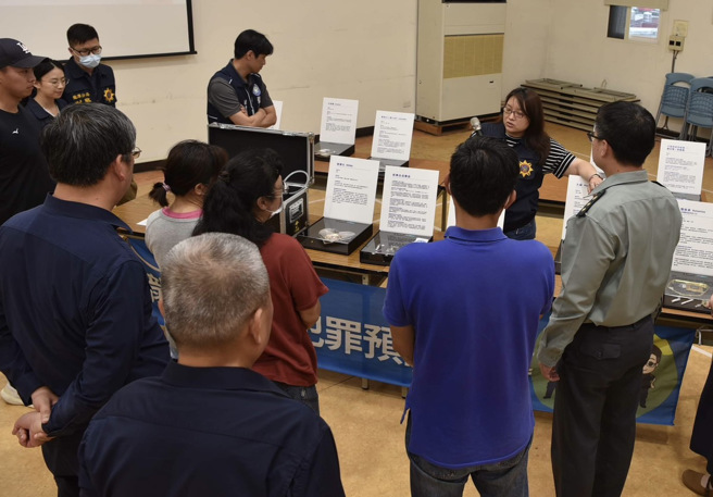 龙潭分局警方邀请各级学校代表，召开校园安全座谈，宣导反诈、反毒、反帮派。（翻摄画面）