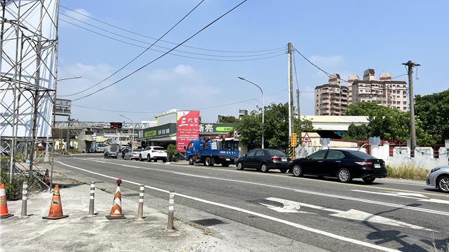 台南新营火车站北侧东山路平交道，因两侧腹地短窄，时不时就塞车。（张毓翎摄）