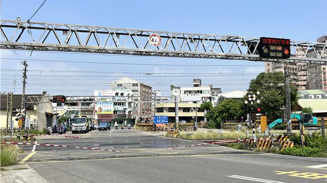 台南市政府工务局目前规画拓宽平交道两侧道路，计画从原有15公尺宽拓宽至20公尺，改善交通壅塞问题。（张毓翎摄）