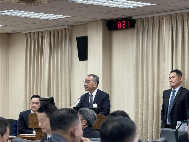 外传海军日前初估，7艘国造潜舰后续舰预算高达2800亿元，每艘潜舰成本400亿元，比原型舰更贵，国防部长邱国正今日表示，整体预算除以7的说法，有欠公允。（李奇叡摄）