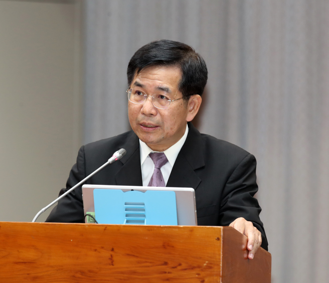 立法院教育及文化委员会17日邀请教育部部长潘文忠（图）列席就「教改30年广设大学及技专升格如今面临整併退场之问题及对策」进行专题报告，并备质询。（刘宗龙摄）